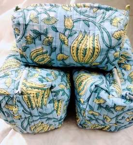 Bolsas de aseo impermeables ecológicas acolchadas Kantha con estampado floral a mano en tela de algodón para mujer - Product Image 1