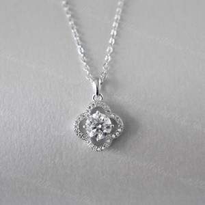 จี้เงินแท้รูปโคลเวอร์สี่แฉกประดับมอสซาไนต์ทรงกลม ดีไซน์น่ารักสำหรับผู้หญิง - Product Image 1