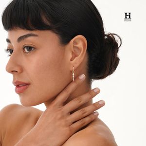 Pendientes de Aro Minimalistas de Oro de 18K con Múltiples Perforaciones, Incrustaciones de Cristal y Dijes Cónicos Graduados para Mujer - Product Image 6