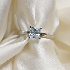 Anillo de Boda de Plata de Ley 925 con Topacio Azul Corte Princesa y Engaste de Garras, Joyería de Lujo con Piedras Preciosas para Mujer - Product Image 1