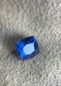 Zafiro azul real natural con corte cojín. Zafiro de las minas de Ceilán, tratado térmicamente. - Product Image 3
