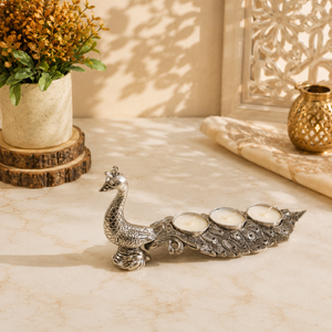 Portavelas Decorativo de Metal Plateado Antiguo Hecho a Mano en India con Diseño de Pavo Real, para Tres Velas, Ligero, para Decoración del Hogar - Product Image 3