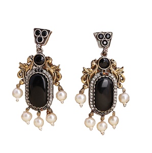 Boucles d'oreilles de soirée de luxe pour femme, ethniques, en laiton plaqué argent antique, oxydé, avec onyx noir, motif dragon, perles pendantes et serti clos ARTS - Product Image 1