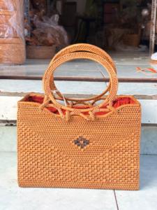 Bolso Tote de Ratán para Mujer, Estilo Bohemio con Patrón Geométrico, Abierto, Casual, con Asa Redonda, Resistente para Uso Diario - Product Image 1