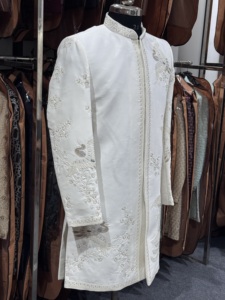 Bata blanca bordada de manga larga con cuentas de perlas y diseño de fénix, cuello alto, ropa formal - Product Image 3