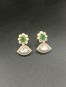 ต่างหูแบบติดหูชุบทอง 22k ดีไซน์หรูหราจาก Amaira Jewels ประดับด้วยพลอยสีเขียวทรงดาวคู่และทรงหยดน้ำ เหมาะสำหรับงานปาร์ตี้สำหรับผู้หญิง - Product Image 1