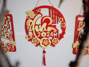 Ensemble de panneaux muraux pour accueillir le printemps 2024, panneau décoratif en bois avec les mots Spring Van Su Nhu Y pour la décoration de la maison - Product Image 3