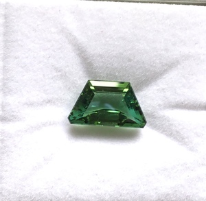 Turmalina verde natural de 6.02 quilates con corte elegante para la elaboración de joyería fina. - Product Image 1