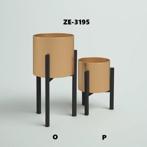 Jardinières en métal finition or avec supports noirs, pots de plantes modernes pour salon, bureau, décoration intérieure - Product Image 1