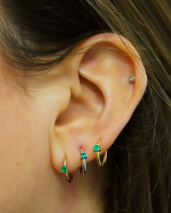 ต่างหูห่วงชุบทอง 18K สไตล์มินิมอล ประดับด้วยพลอยสีเขียวทรงเหลี่ยมแบบ Emerald Cut ตัวเรือนแบบ Claw Setting เหมาะสำหรับผู้หญิงสวมใส่ในชีวิตประจำวัน - Product Image 5