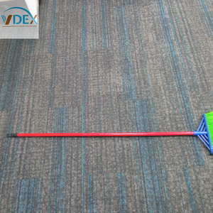 Venta directa de fábrica Herramientas de limpieza Uso Raya roja Mango de escoba de madera recubierto de PVC con cable - Product Image 2