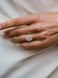 Bague de fiançailles de luxe en or avec halo de diamants de laboratoire taille radiant allongée et sertissage pavé, bijoux fins pour mariage - Product Image 5