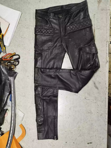 กางเกงหนังแท้ผู้ชายแบบมีกระเป๋า 8 ช่อง สีดำ หนังแกะ นุ่ม ระบายอากาศดี ดีไซน์ทันสมัย - Product Image 2