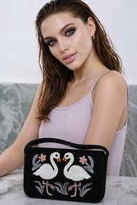 Sac à main lavable en tissu noir avec motif cygne brodé à la main, perles de verre rectangulaires, thème animalier - Product Image 1