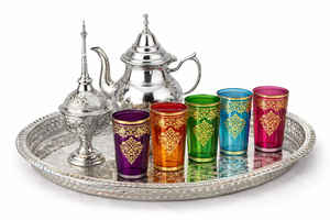 Juego de Té Marroquí Más Vendido con 6 Vasos Multicolores, 1 Bandeja de Aleación de Aluminio Plateada, 1 Tetera Plateada en Caja de Regalo Metálica - Product Image 2