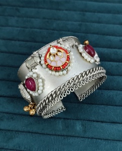 Bracelet manchette traditionnel indien de qualité supérieure, idéal pour les tenues ethniques et occidentales, parfait pour les occasions festives comme le Navratri. - Product Image 2