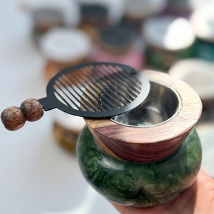 Brûle-encens charmant avec une base violette vibrante, des accents en bois et une grille élégante en métal noir sur le dessus pour parfumer la maison - Product Image 3