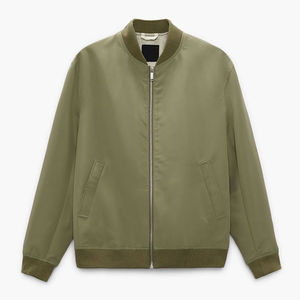 Chaqueta bomber a la moda con corte moderno y aspecto elegante. Ideal para un estilo casual y urbano. - Product Image 1