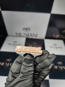 Anillo de Boda Personalizado con Letra, Moissanita VVS Iced Out, Chapado en Oro Rosa sobre Plata 925, con Acento de Rubí, Pasa Prueba de Diamante, Venta al por Mayor OEM - Product Image 1