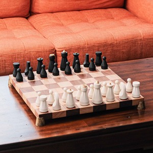 Échiquier de luxe en bois massif fait main, finition noyer, design moderne, forme personnalisable – Cadeau idéal pour la maison, les mariages ou les jeux de stratégie - Product Image 5