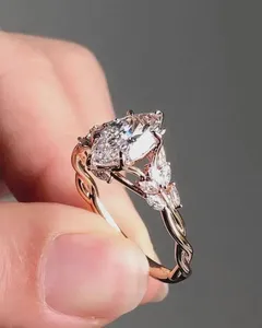 Anillo de Compromiso de Oro Macizo con Corte Marquesa, Anillo Solitario de Oro Macizo Vintage con Diamantes Agrupados, Joyería Nupcial Única y Regalo para Ella - Product Image 2