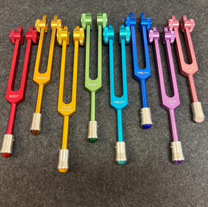 Juego de 8 diapasones para chakras Pro - 7 chakras + conexión con el alma en bolsa de terciopelo... - Product Image 4