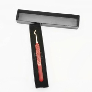 Pince à cils en acier inoxydable, couleur rouge foncé thermolaquée, avec poignée diamantée et embout argenté brillant, emballage en boîte noire. - Product Image 1