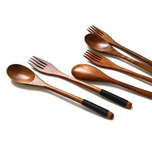 Ensemble d'ustensiles de cuisine en bois élégants de qualité supérieure pour la cuisson, le service et la présentation à table, disponible à la vente - Product Image 4