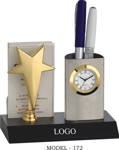 Trophée métallique étoile avec horloge et porte-stylo, modèle 172, design plaqué durable pour activités promotionnelles avec base en bois - Product Image 1