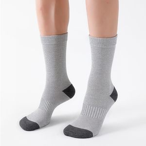 Calcetines Deportivos de Alto Rendimiento para Correr con Tejido de Secado Rápido que Absorbe la Humedad, Soporte para el Arco del Pie, Suela Acolchada y Diseño Transpirable - Product Image 1