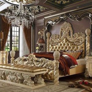 Ensemble de chambre d'hôtel de luxe de style victorien en acajou massif, avec cadre de lit king-size, tables de chevet et repose-pieds sculptés et capitonnés dorés - Product Image 1