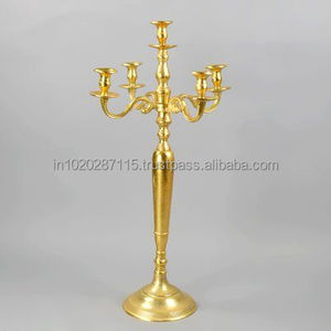 Candelabros de metal pintados en blanco para una decoración de boda shabby chic con un diseño de ambiente romántico a la luz de las velas - Product Image 3