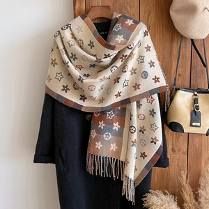 Bufanda Cuadrada de Lana con Estampado Floral, Chal Cálido Informal de Invierno con Flecos, Diseño a Cuadros Beige y Marrón - Product Image 1