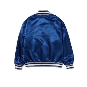 Chaqueta de Béisbol Bordada de Estilo Urbano Casual para Hombre, Personalizada OEM, Talla Grande, Impermeable, con Logotipo de Color Personalizado, Hecha de Satén de Seda - Product Image 3