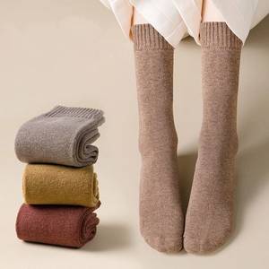 Chaussettes d'hiver épaisses pour femmes, chaussettes thermiques mi-mollet en tricot, chaussettes chaudes en tricot de couleur unie pour un usage quotidien en intérieur - Product Image 1