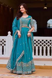 Magnifique Lehenga en soie froissée avec broderie de designer et travail de sequins, accompagné d'un chemisier richement orné et d'un dupatta brodé de sequins. - Product Image 5