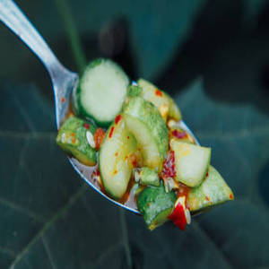 Pepinillos Indios en Salmuera, Frescos, de Temporada, Calidad Premium, Salados, Picantes, con Especias, Vegetales en Conserva, Empacados para Exportación Internacional - Product Image 1