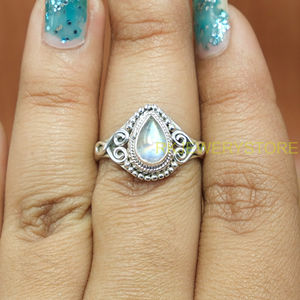 Bague en argent sterling 925 faite à la main avec pierre de lune |   Bague Statement en Pierre de Lune Arc-en-ciel Naturelle |   Bijoux vintage bohèmes en argent pour unisexe - Product Image 2