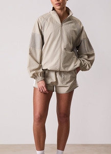 Ensemble coupe-vent léger pour femme avec sweat à capuche froissé et short, tenue de sport décontractée, ensemble de survêtement 2 pièces assorti avec taille élastique - Product Image 6