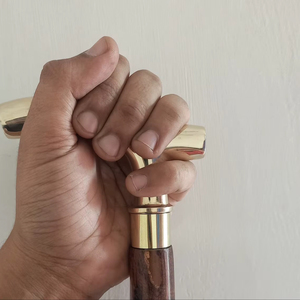 Bâtons de marche rustiques modernes en bois naturel écologique avec poignée en laiton poli, idéaux pour les cadeaux - Product Image 1