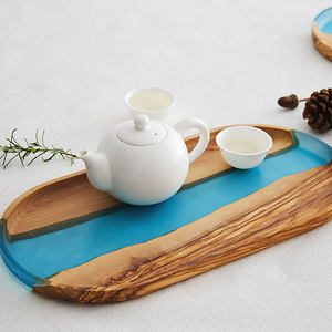 Plateau en résine boisée avec grain de bois naturel, poignées latérales confortables et finition polie brillante - Product Image 1