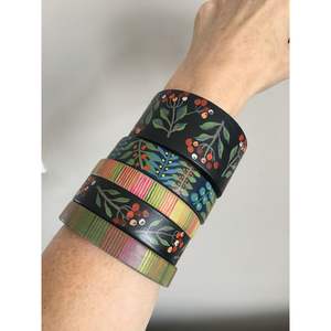 Bracelets en bois légers à motifs floraux, collection festive, bracelet à thème floral - Product Image 1