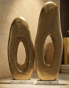 Sculpture en tôle métallique faite à la main avec base en marbre blanc, finition plaquée or, design en relief, objets décoratifs - Product Image 6