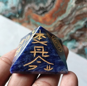 Pyramide en cristal de Sodolite naturelle gravée, symbole religieux et culturel japonais, pierre de guérison Reiki, décoration de la maison - Product Image 2