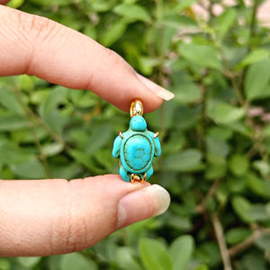 Colgante de Tortuga Turquesa Inspirado en el Océano, Chapado en Oro de 18K, con Marco de Latón, Hecho a Mano para Niños - Product Image 3