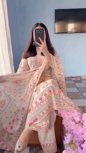 ชุดสูทผ้ามัสลินพรีเมียมสำหรับผู้หญิงแบบสามชิ้น ปักดิ้นทอง งานกระจกแบบดั้งเดิม เสื้อซับในเข้าชุดกับกางเกงและผ้าคลุมไหล่ - Product Image 1