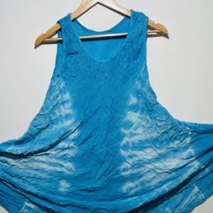 Túnica Boho sin Mangas con Estampado Tie Dye Azul Cielo y Cuello Redondo para Mujer |   Vestido Casual Holgado con Corte Evase para Verano - Product Image 4