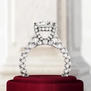 Anillo de Compromiso de Lujo con Diamante Cultivado en Laboratorio IGI de 5 Quilates, Corte Brillante, E VVS2, Oro de 14k/18k, Total de 9 Quilates, Banda Catedral con Pavé - Product Image 2