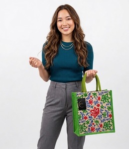 Sac fourre-tout Émeraude Florale, Sac fourre-tout Jardin Printanier, Sac fourre-tout Floral Verdoyant, Sac fourre-tout Douceur de la Prairie, Sac fourre-tout Charme Pétale Vert, Mini Sac fourre-tout FloraFresh - Product Image 2