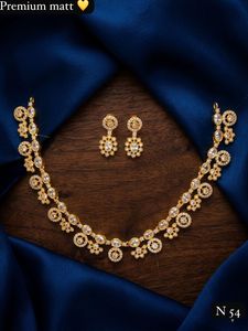 Conjunto de Collar y Aretes de Oro con Incrustaciones de Kundan y Perlas, Joyería de Boda para Mujer, Estilo Clásico, Diseño Geométrico - Product Image 2